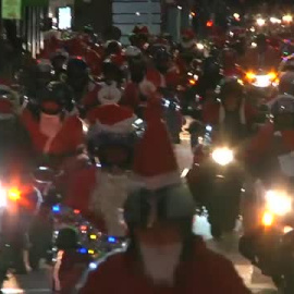 Más de 700 Papás Noel moteros recorren las calles de León 