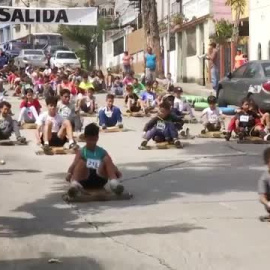 Niños venezolanos dan la bienvenida a la Navidad con una carrera de carretas artesanales 