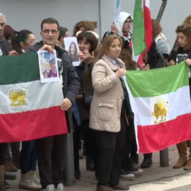 Familiares del español detenido en Irán piden su liberación ante la embajada en Madrid 