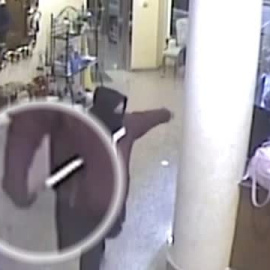 Los dueños de un hotel se enfrentan a un atracador armado con un cuchillo