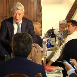 Cerezo felicita a los jugadores del Atleti presentes en la final del Mundial de Catar