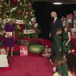 Biden desea feliz Navidad a los niños hospitalizados y lanza un mensaje de esperanza a sus padres