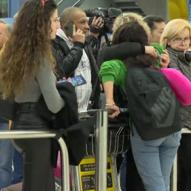 Abrazos en el aeropuerto por Navidad