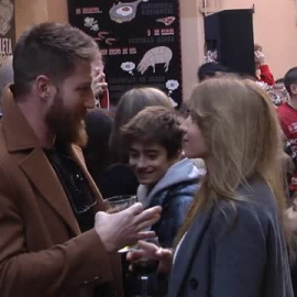 La alegria y la fiesta toman la calle el día de Nochebuena en las ciudades españolas