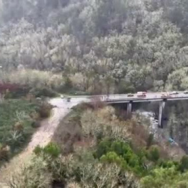 El helicóptero de la Guardia Civil trabaja desde el aire en la búsqueda de los desaparecidos en Pontevedra