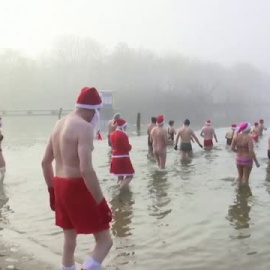 Berlineses celebran la Navidad zambulléndose en las aguas congeladas del lago Orankesee