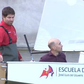 Decenas de niños aprenden a navegar a vela en el lago del Palacio Euskalduna de Bilbao  