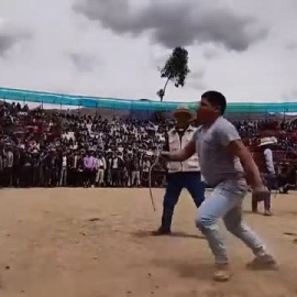 Los residentes de Cuzco despiden el año a puño limpio en el festival anual de Takanakuy