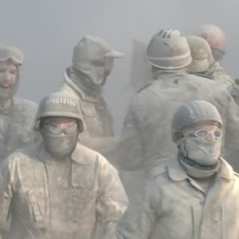 La harina y la pólvora cubren Ibi de blanco en la tradicional fiesta de Els Enfarinats