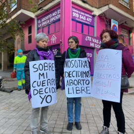 Feministas combaten el acoso de grupos ultracatólicos delante de la clínica Dator: "Estamos aquí para proteger a las mujeres"