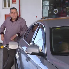 Colas en las gasolineras antes de que acaben las ayudas del Gobierno
