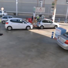 Largas colas en las gasolineras para aprovechar los 20 céntimos