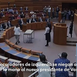 VÍDEO | Procuradores de izquierda se niegan a dar la mano al nuevo presidente de Vox de las Cortes de Castilla y León