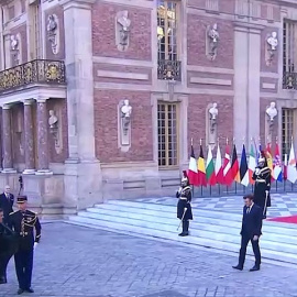 VÍDEO | El saludo entre Pedro Sánchez y Macron, que ha desatado cachondeo en Twitter