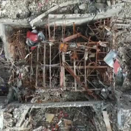 Los residentes de Mariupol miran hacia adelante a medida que la ciudad comienza su reconstrucción