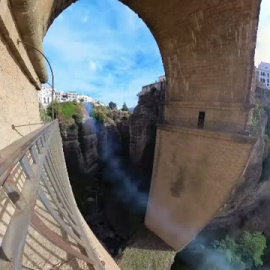 El increíble vuelo del 'hombre pájaro' atravesando el Puente Nuevo de Ronda 