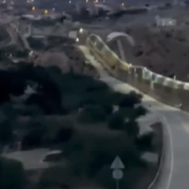 Un migrante sobrevuela la valla de Melilla en parapente