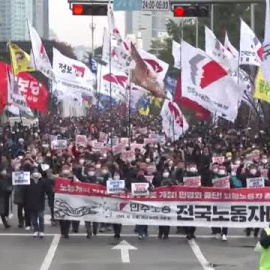 Miles de trabajadores surcoreanos se manifiestan en apoyo a los camioneros en huelga