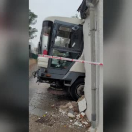Un camión de la limpieza se empotra en una casa de Sant Cugat del Valles, Barcelona