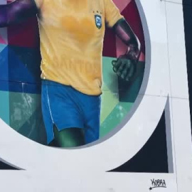 Un enorme mural rinde homenaje a Pelé en su ciudad natal