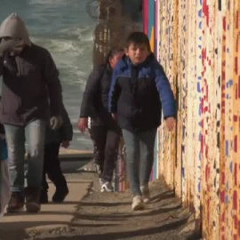 Familias migrantes se reúnen a ambos lados del muro que separa Estados Unidos y México