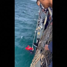 Infantes de la marina rescatan a uno de los desaparecidos en el Golfo de Tailandia
