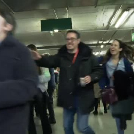 Los empleados de una empresa de Madrid celebran el tercer premio del sorteo de Navidad