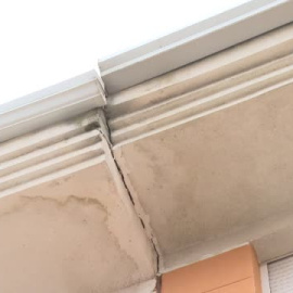 Desalojo de cuatro familias en San Fernando de Henares por derrumbe inminente