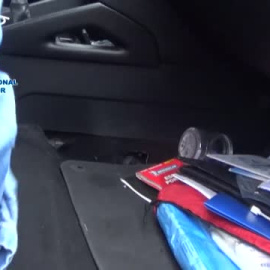 Dos detenidos que transportaban cuatro kilos de heroína escondidos bajo los asientos de un coche 