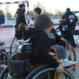 La clase de Paco se apunta a baloncesto en silla de ruedas para que no juegue solo