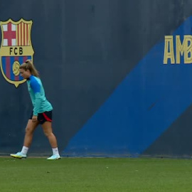 Alexia Putellas vuelve a pisar un terreno de juego   