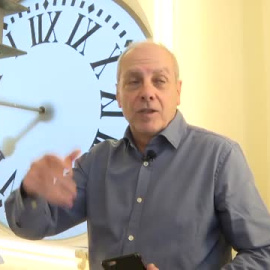 El relojero de la Puerta del Sol tiene todo listo para dar "las campanadas"