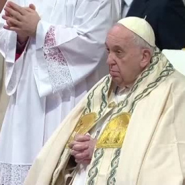 El papa Francisco reza por Benedicto XVI en la misa de Año Nuevo