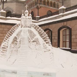 La guerra se cuela entre las esculturas del festival de hielo de la ciudad rusa de Ekaterimburgo