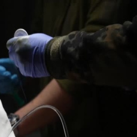 El ejército ucraniano muestra la situación en un hospital de campaña en el frente