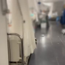 Los pacientes que llegan a urgencias y precisan ingreso esperan días en los pasillos por falta de camas