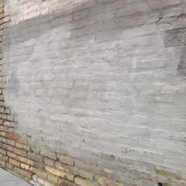 El Ayuntamiento de Zaragoza limpia las pintadas aparecidas en la fachada de La Seo