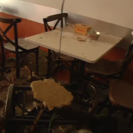 Se viene abajo el falso techo de una cafetería en Oviedo
