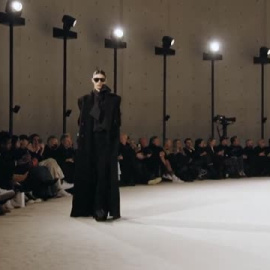 Saint Laurent regresa a las pasarelas con una apuesta andrógina y elegante
