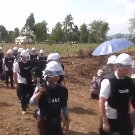 Expertos camboyanos enseñan a ucranianos a desminar un territorio