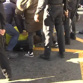 El vicepresidente de la ANC, Jordi Pesarrodona, recibe un porrazo de los Mossos