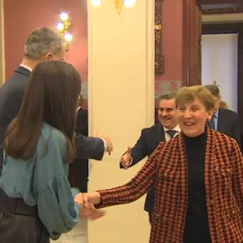 Los Reyes presiden la sesión plenaria de la RAE