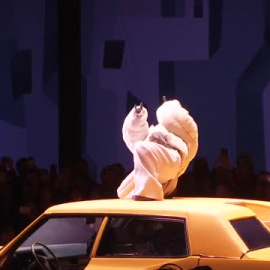 Rosalía arrasa en el desfile de Louis Vuitton en París