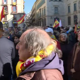 Barcelona replica, a pequeña escala, la manifestación 'anti Sánchez' de Cibeles