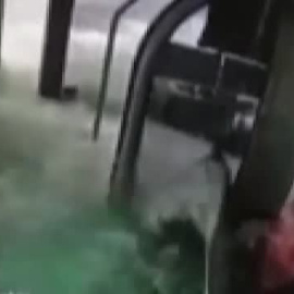 Un autobús con siete pasajeros pierde el control y cae en un lago de Turquía