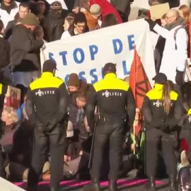La Policía detiene a varios manifestantes contra el cambio climático en La Haya