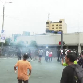 Miles de peruanos continúan exigiendo en las calles la convocatoria inmediata de elecciones