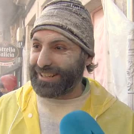 Arranca el carnaval gallego con la tradicional batalla de la harina en Xinzo de Limia