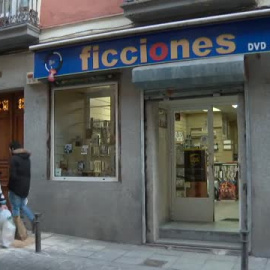 Comercios de barrio, como un videoclub, sobreviven gracias a la paquetería