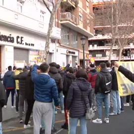 Protesta de aficionados del Valencia contra Peter Lim por la situación del equipo y la gestión del club